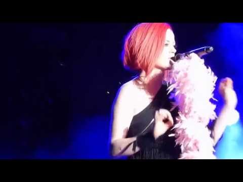 Shirley Manson from Garbage lectures an idiot in the crowd, Monterrey
